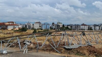 Antalya'nın Kepez ilçesinde dün gece meydana gelen hortumun yol açtığı