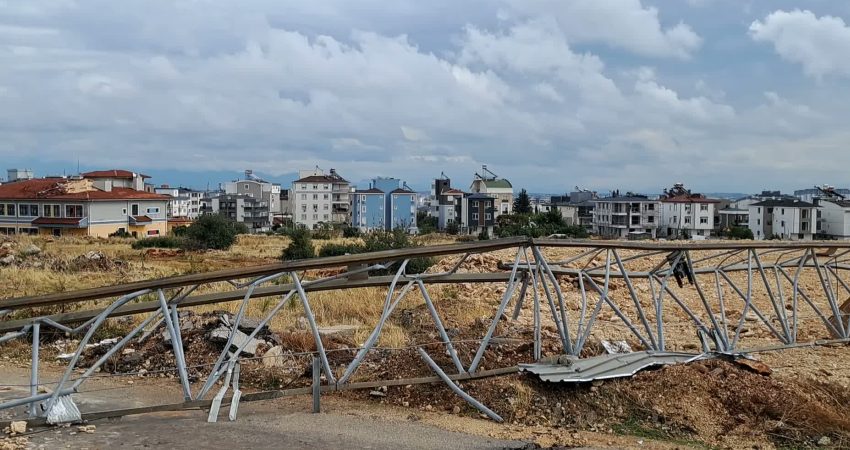 Antalya'nın Kepez ilçesinde dün gece meydana gelen hortumun yol açtığı