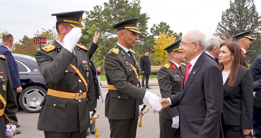Kılıçdaroğlu ve Bahçeli Anıtkabir’de uzun süre sohbet etti CHP Genel Başkanı Kemal Kılıçdaroğlu ile MHP Genel Başkanı Devlet