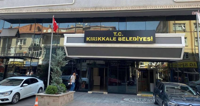Kırıkkale Belediyesi’nde 3 personel hakkında soruşturma Kırıkkale Cumhuriyet Başsavcılığı tarafından yürütülen soruşturma kapsamında Kırıkkale Belediyesi’nde görev