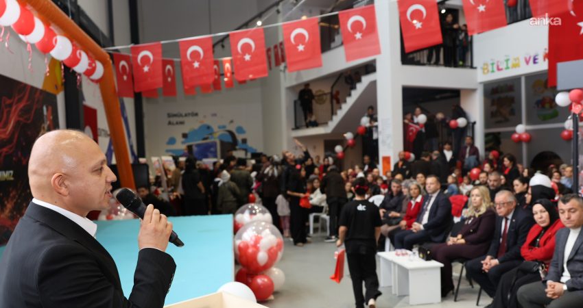 Kırıkkale’de Cumhuriyet Bayramı kutlamaları… Bayramı mesajı yazılı pankart balonlarla gökyüzüne bırakıldı Kırıkkale'de Cumhuriyet'in ilanının 103. yıl dönümü dolayısıyla düzenlenen etkinlikte öğrenciler