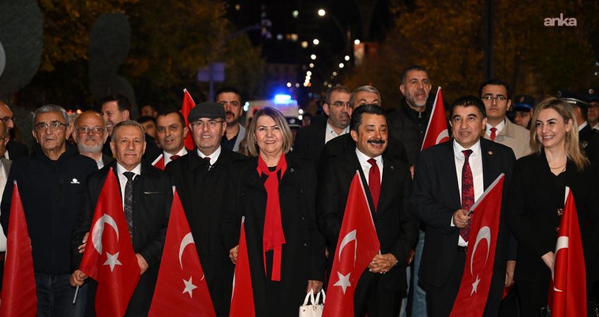 Kırşehir’de Cumhuriyet Bayramı coşkusu: Fidanlar dikildi, konserler düzenlendi Kırşehir’de Cumhuriyet Bayramı, bin 500 fidanın toprakla buluşturulduğu etkinlik ve