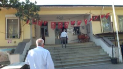 Balıkesir’in Edremit ilçesine bağlı Kızılkeçili Mahallesi’nde, vatandaşların evlerinden getirdiği eski