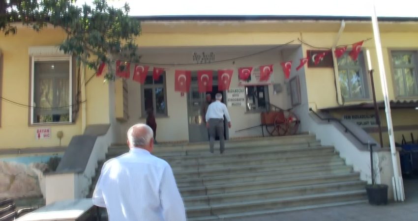 Balıkesir’in Edremit ilçesine bağlı Kızılkeçili Mahallesi’nde, vatandaşların evlerinden getirdiği eski