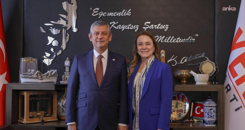 Konak Belediye Başkanı Mutlu’dan, Yeni Parti Lideri Özel’e ziyaret Konak Belediye Başkanı Nilüfer Çınarlı Mutlu, Yeni Parti Genel Başkanı