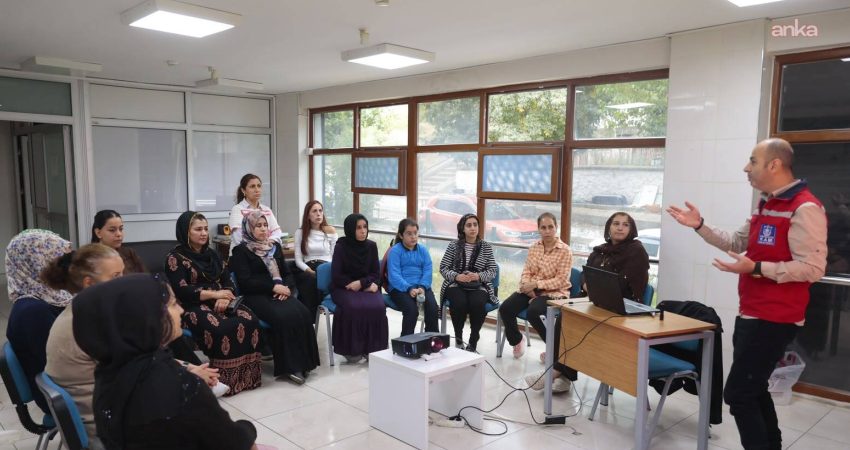 Konak Belediyesi’nin afet farkındalığını artırmaya yönelik eğitimleri devam ediyor. Semt