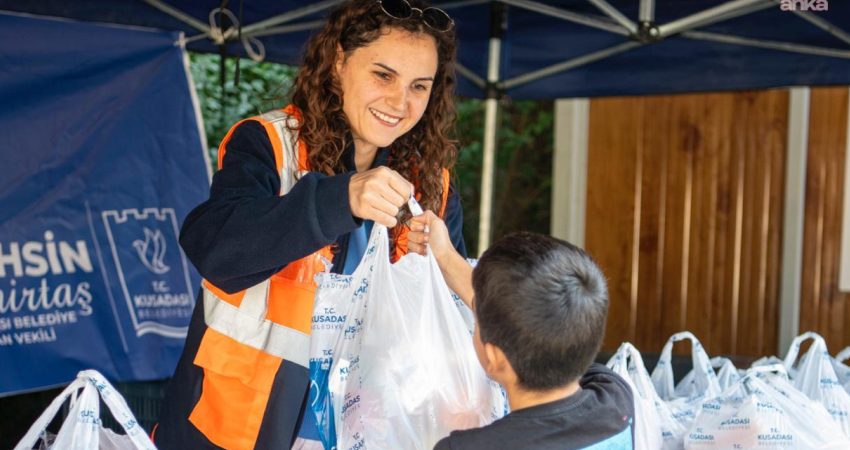 Kuşadası Belediyesi, “Beslenme Çantası” desteğini sürdürüyor Kuşadası Belediyesi, ihtiyaç sahibi ailelerin okula giden çocukları için yaşama