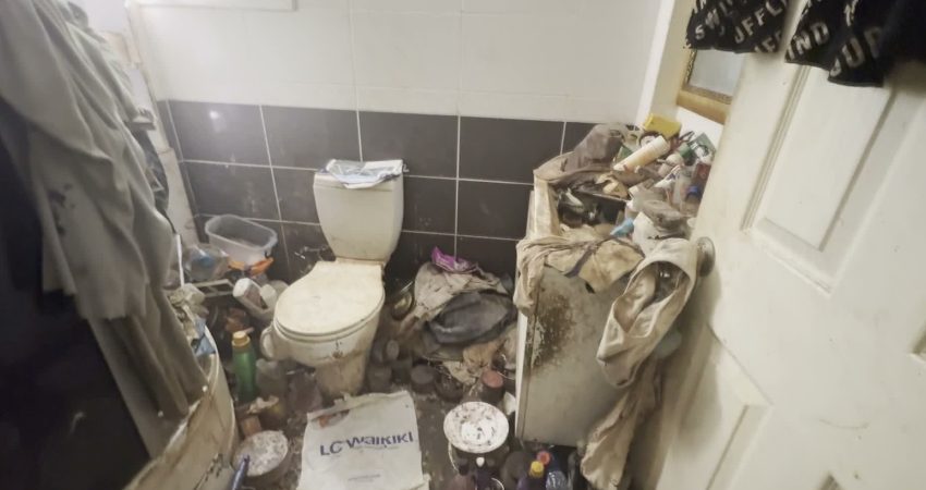 Kuşadası Belediyesi ekipleri, kötü koku şikâyeti üzerine Soğucak Mahallesi’nde bulunan