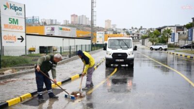 Kuşadası Belediyesi ekipleri, ilçe genelinde gün boyunca etkili olan yağışların