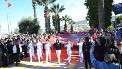 Kuşadası’nda 29 Ekim Cumhuriyet Bayramı coşkuyla kutlandı. Kaymakamlık makamında gerçekleştirilen