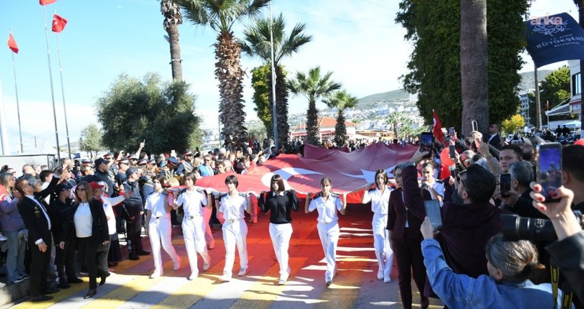 Kuşadası’nda 29 Ekim coşkusu Atatürk Meydanı’na taşındı Kuşadası’nda 29 Ekim Cumhuriyet Bayramı coşkuyla kutlandı. Kaymakamlık makamında gerçekleştirilen