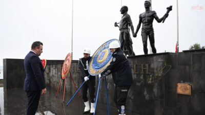 Kuşadası'nda 29 Ekim Cumhuriyet Bayramı kutlamaları, Atatürk Meydanı’nda düzenlenen çelenk