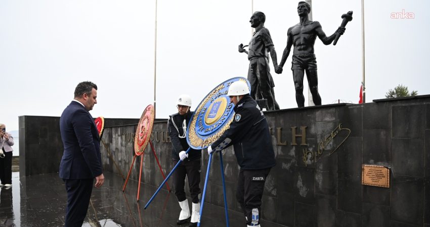 Kuşadası’nda 29 Ekim kutlamaları, çelenk sunma töreni ile başladı Kuşadası'nda 29 Ekim Cumhuriyet Bayramı kutlamaları, Atatürk Meydanı’nda düzenlenen çelenk