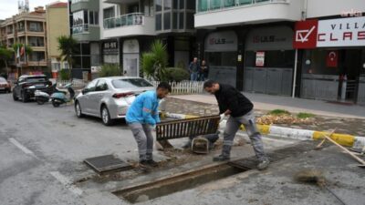 Kuşadası Belediyesi ekipleri, gece saatlerinde etkili olan yağış ve fırtınanın