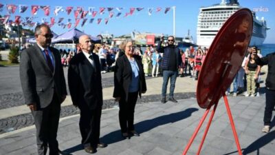 Kuşadası’nda Muhtarlar Günü, Atatürk Anıtı’nda düzenlenen törenle kutlandı. Törende, Atatürk Anıtı’na çelenk