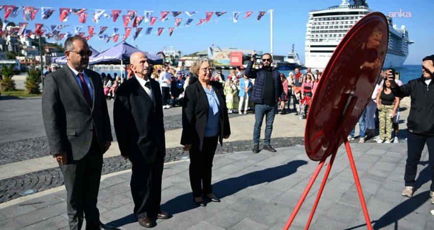 Kuşadası’nda Muhtarlar Günü, Atatürk Anıtı’nda düzenlenen törenle kutlandı. Törende, Atatürk Anıtı’na çelenk