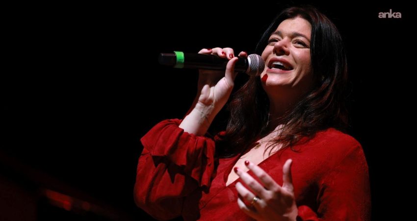 La Casa de Papel’in sesi İzmir’de yankılandı: Cecilia Krull sahne aldı Dünyaca ünlü İspanyol dizisi La Casa de Papel’in unutulmaz jenerik