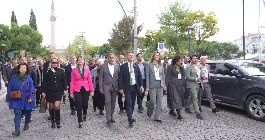 “Leziz Akhisar Festivali” üç gün boyunca binlerce ziyaretçiyi ağırladı Akhisar Belediyesi tarafından bu yıl ikincisi düzenlenen Leziz Akhisar Festivali,