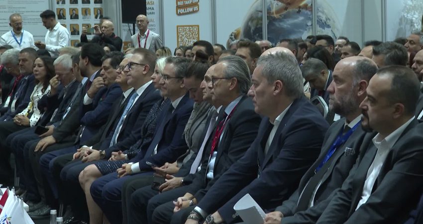 Lojistik sektörünü buluşturan LOGISTECH kapılarını açtı İzmir Büyükşehir Belediyesi ev sahipliğinde, İZFAŞ tarafından düzenlenen LOGISTECH -