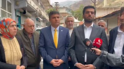 Elazığ’ın Maden ilçesinde bir araya gelen vatandaşlar, heyelan bölgesindeki tahliye