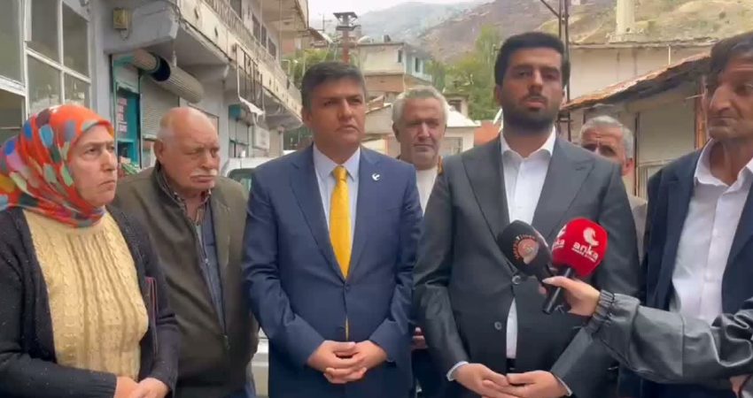 Elazığ’ın Maden ilçesinde bir araya gelen vatandaşlar, heyelan bölgesindeki tahliye