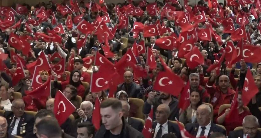 Malatya’da Cumhuriyet coşkusu salona sığmadı Malatya’da Cumhuriyet'in 103. kuruluş yıl dönümü, yağış ihtimali nedeniyle Kongre