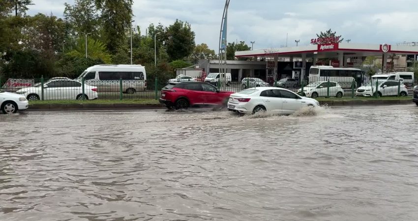 Malatya’da sağanak yağış yaşamı olumsuz etkiledi Malatya’da Meteoroloji Genel Müdürlüğü’nün sarı kodlu uyarısının ardından etkili olan