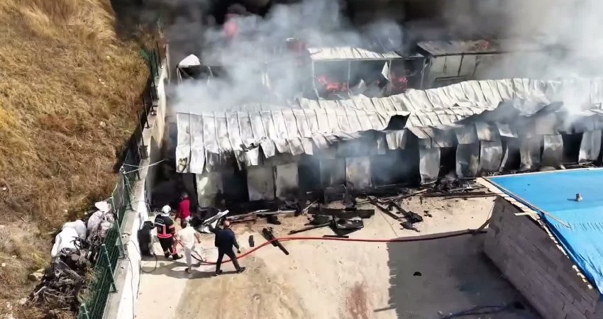 Malatya’nın Yeşilyurt ilçesinde bir şantiyede çıkan yangında işçilerin barındığı yaklaşık