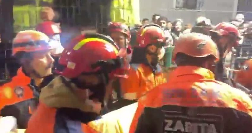 Maltepe Cevizli'de dün sabaha karşı ilk üç katı çöken binada