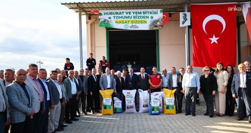 Manisa Büyükşehir Belediyesi’nden Demirci’de üreticiye tohum ve yangınlara karşı tanker desteği Manisa Büyükşehir Belediye Başkanı Besim Dutlulu, Demirci ziyaretinde Hububat ve