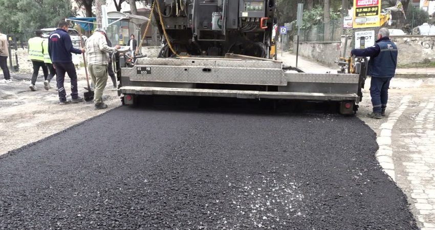 Manisa Büyükşehir Belediyesi, Muradiye Mahallesi’nde sıcak asfalt çalışmalarına başladı. Mahallenin