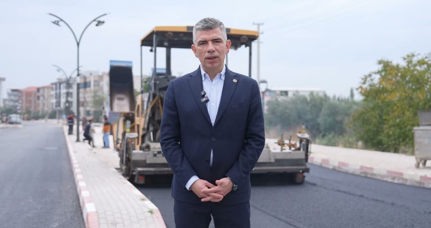 Manisa Büyükşehir Belediyesi’nden Soma’da üç kilometrelik asfalt çalışması Manisa Büyükşehir Belediyesi, Soma 13 Eylül Mahallesi Adnan Menderes Caddesi’ndeki