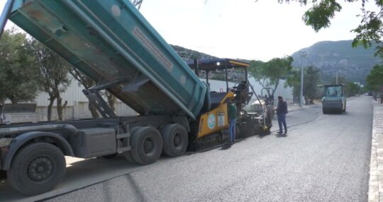 Manisa Büyükşehir’den Yunusemre’nin Emlakdere Mahallesi’ne sıcak asfalt: İki kilometrelik yol yenilendi Manisa Büyükşehir Belediyesi, Yunusemre ilçesine bağlı Emlakdere Mahallesi sakinlerinin yoğun