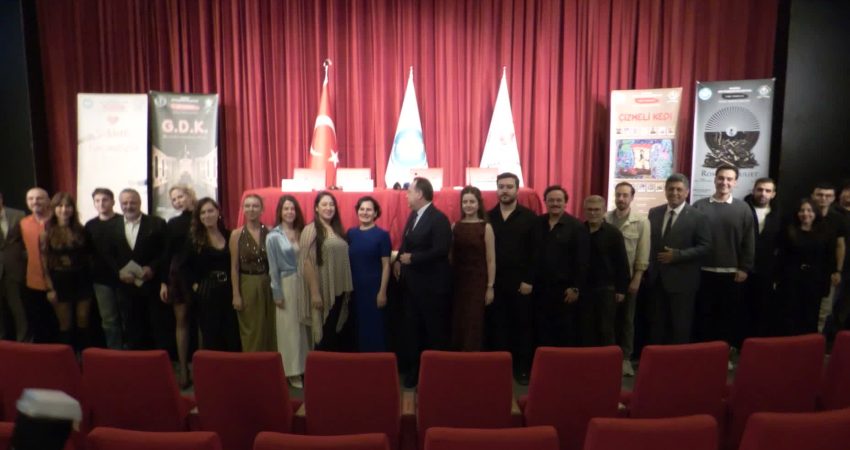 Manisa Şehir Tiyatrosu, yeni sezonu “Duruş” temasıyla açıyor Manisa Büyükşehir Belediyesi Şehir Tiyatrosu, 2026-2027 tiyatro sezonunun perdelerini "Duruş"