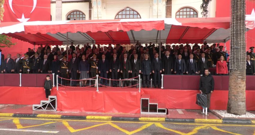Manisa'da Cumhuriyet Bayramı dolayısıyla düzenlenen kutlama etkinlikleri, Manisa Valiliği'nde gerçekleştirilen