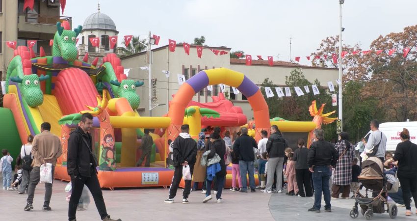 Manisa’da Cumhuriyet şenliği: Çocuklar bayram coşkusunu doyasıya yaşadı Manisa Büyükşehir Belediyesi, Cumhuriyet’in 103’üncü yılı kutlamaları kapsamında çocuklara yönelik