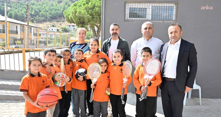 Manisa’da okulların spor altyapısına Büyükşehir desteği Manisa Büyükşehir Belediyesi, çocuklar ve gençlerin spora erişimini kolaylaştırmanın yanı