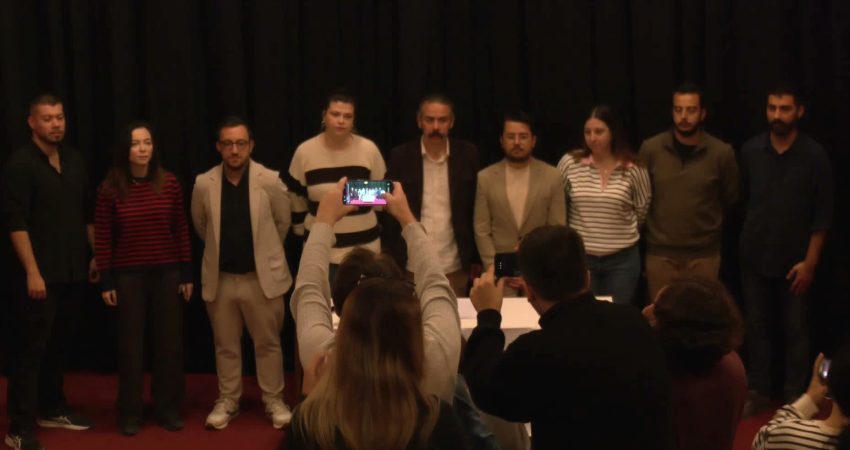 Manşetiz’den çıkarılan 12 gazeteci haklarını talep etti: “Mücadelemizden vazgeçmeyeceğiz” İzmir’de faaliyet gösteren yerel haber sitesi Manşetiz’de çıkarılan 12 gazeteci,