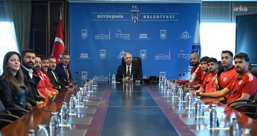 Mansur Yavaş, ASKİ Sporlu güreşçileri ağırladı: “Türkiye’nin yüzünü güldürüyorsunuz” Ankara Büyükşehir Belediye Başkanı Mansur Yavaş, yağlı güreşte önemli dereceler