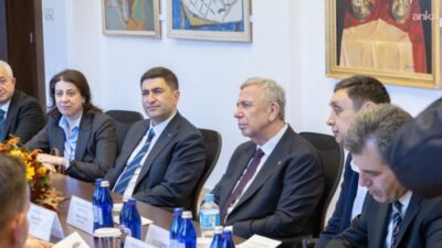 Ankara Büyükşehir Belediye Başkanı Mansur Yavaş, "Kardeş başkentimiz Bükreş’teyiz. Bükreş Belediye