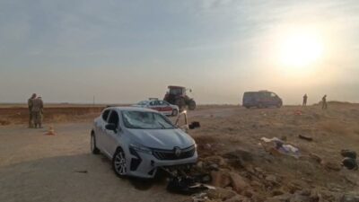 Mardin’in Nusaybin ilçesinde yol kenarındaki su kanalına devrilen otomobildeki aynı