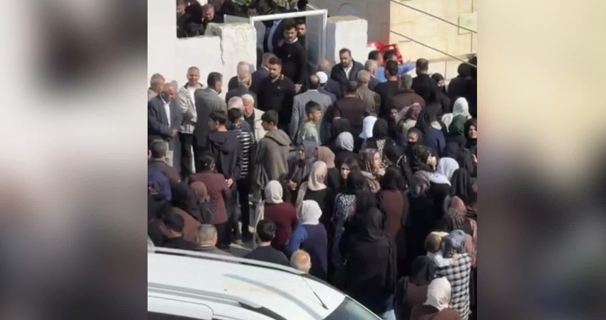 Mardin’deki trafik kazasında hayatını kaybeden 6 kişi toprağa verildi Mardin'in Nusaybin ilçesinde sulama kanalına devrilen otomobilde hayatını kaybeden 4'ü