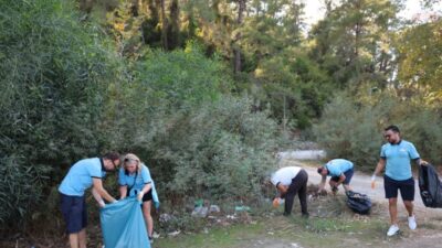 Marmaris Belediyesi, Çamlı Mahallesi sahilinde çevre temizliği gerçekleştirdi. Gelecek nesillere daha