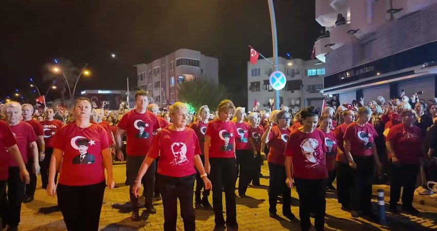 Marmaris’te Cumhuriyet Bayramı coşkusu, Yeni Türkü konseriyle taçlandı Marmaris'te 29 Ekim Cumhuriyet Bayramı, "Cumhuriyet Sofrası", fener alayı ve