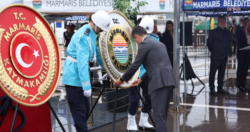 Marmaris’te Cumhuriyet Bayramı kutlamaları çelenk sunumuyla başladı Marmaris’te 29 Ekim Cumhuriyet Bayramı kutlamaları, Atatürk Anıtı’na çelenk sunulmasıyla