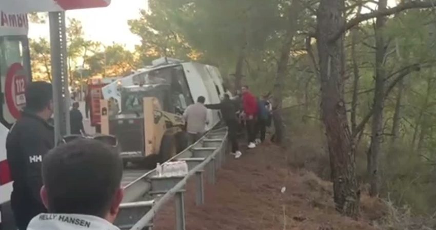 Muğla’nın Marmaris ilçesinde otel çalışanlarını taşıyan servis otobüsü kontrolden çıkarak