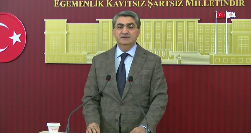 Mehmet Emin Ekmen’den çiftçi, elektrik cezaları ve staj sigortası için çözüm çağrısı Yeni Yol Grup Başkanı Mehmet Emin Ekmen, TBMM’de düzenlediği basın