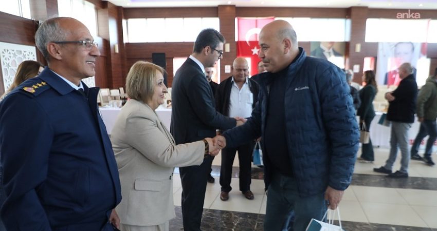 Menderes Belediyesi tarafından 19 Ekim Muhtarlar Günü dolayısıyla düzenlenen programda,