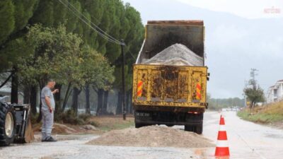 Menteşe Belediyesi, kent genelinde etkili olan sağanak yağışa karşı gece