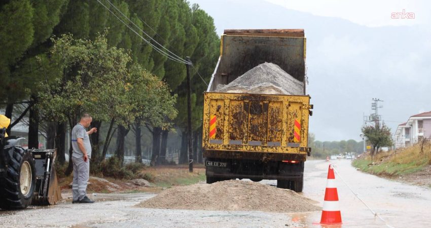 Menteşe Belediyesi, kent genelinde etkili olan sağanak yağışa karşı gece
